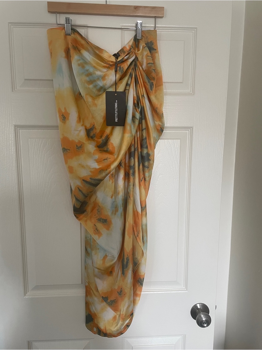 🧡 PrettyLittleThing Plus Size Orange Tie-Dye Ruched Side Midi Skirt 🧡 - Picture 3 of 8